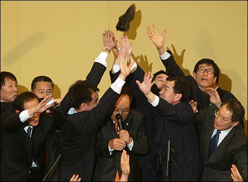 2004년 3월 12일 노무현 대통령 탄핵 동의안이 통과되는 순간. 